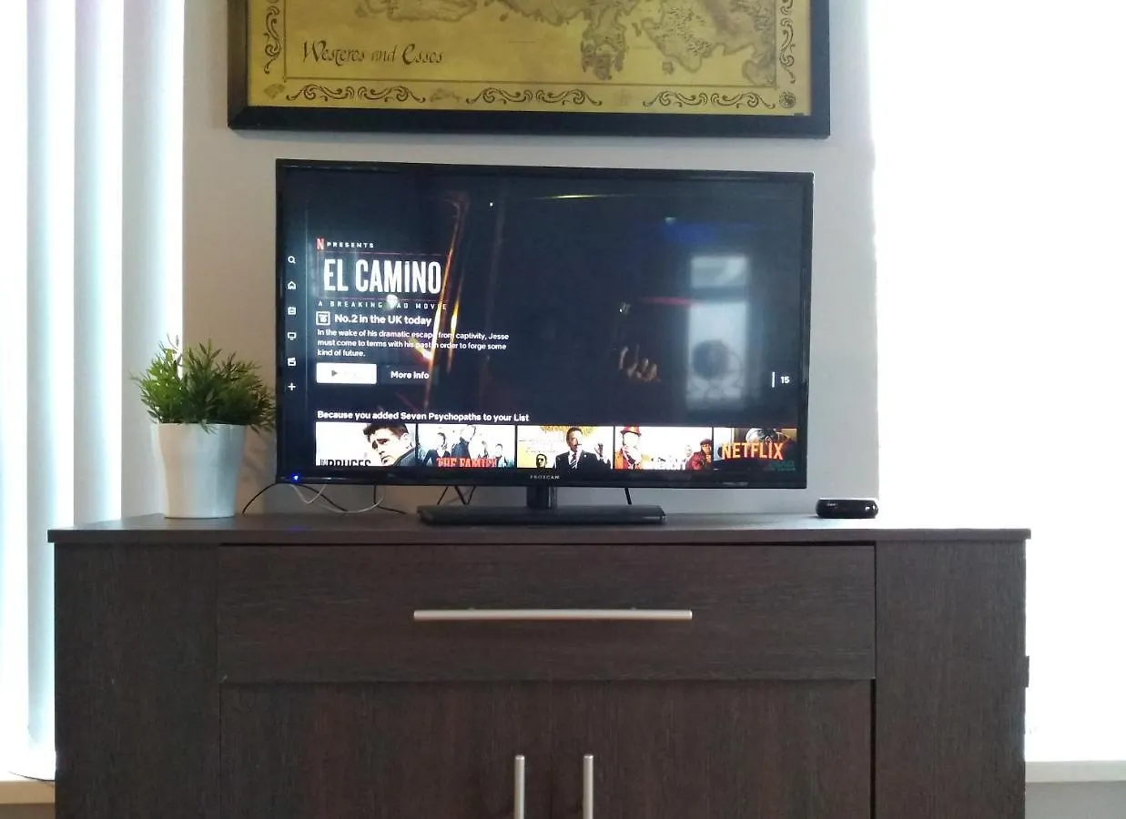 Perfect Central City Location - Parking - 3 Beds - 2 Bedrooms Belfast 0*,  United Kingdom