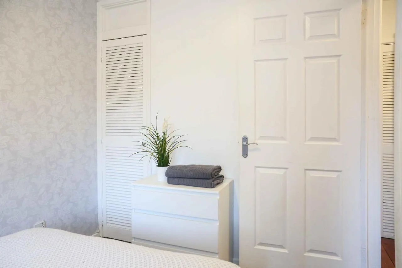 Perfect Central City Location - Parking - 3 Beds - 2 Bedrooms Belfast 0*,