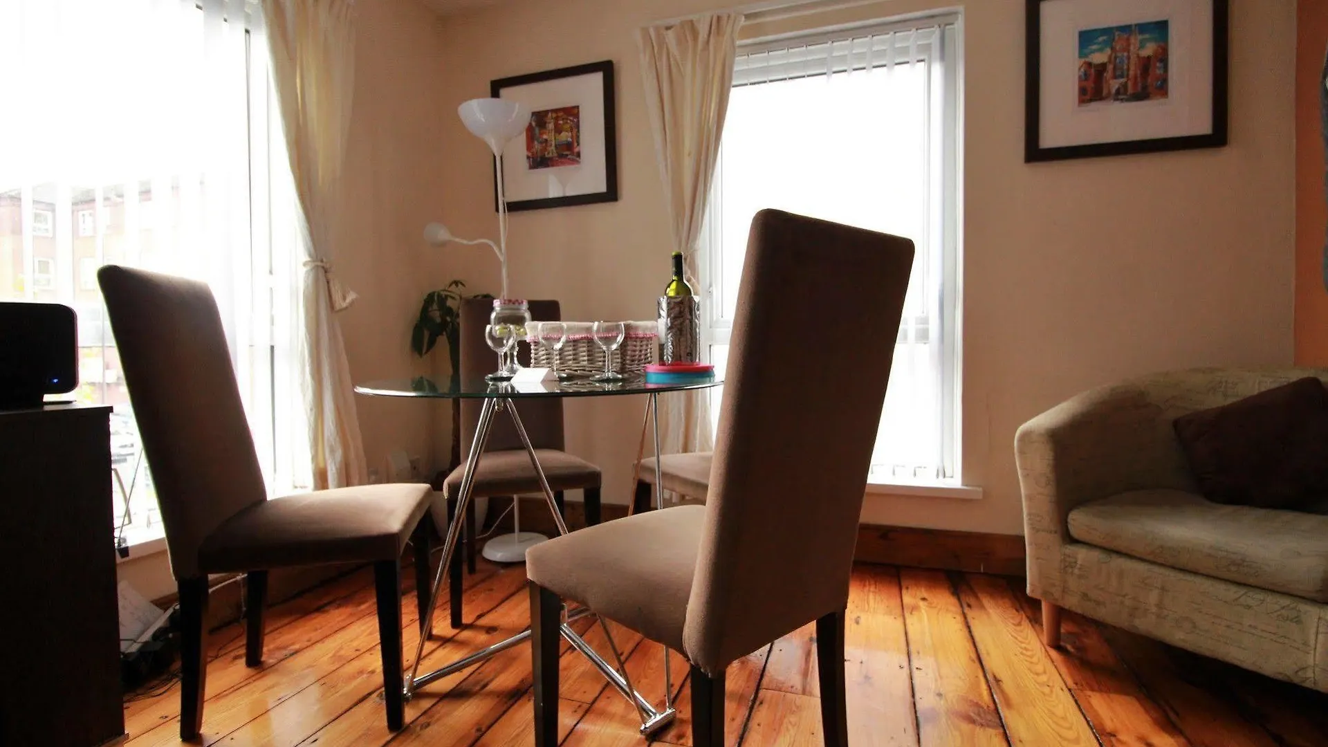 Perfect Central City Location - Parking - 3 Beds - 2 Bedrooms Belfast Apartament